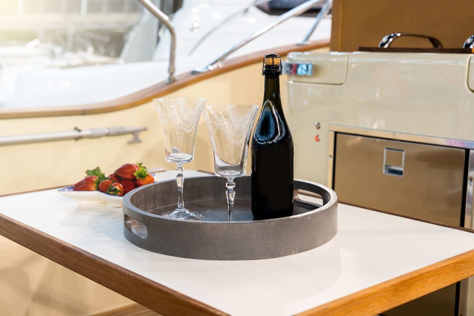Dometic CoolMatic-koelkast ingebouwd in het keukenblok van een boot