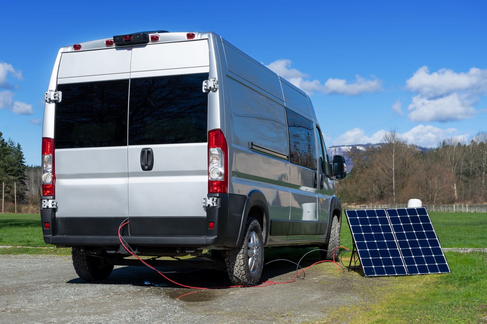 Dometic CoolMatic-koelkasten in boot-, camper- en tiny house-uitvoering naast elkaar