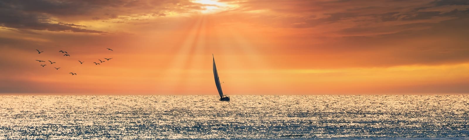 Boot op het open water van het IJsselmeer bij aflandige wind